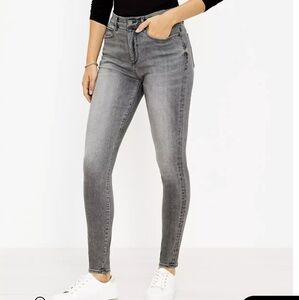 NWT High Rise Sculpt Jeggings in Light Grey Wash Size 25
